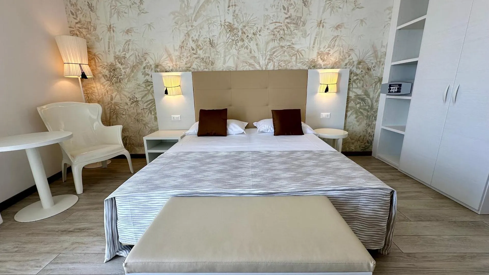 Hotel Nizza Frontemare Superior 3 Stelle Лидо-ди-Езоло 3*,  Италия
