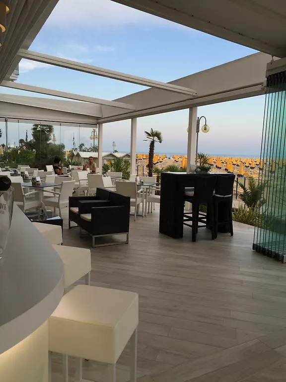 Hotel Nizza Frontemare Superior 3 Stelle Лидо-ди-Езоло