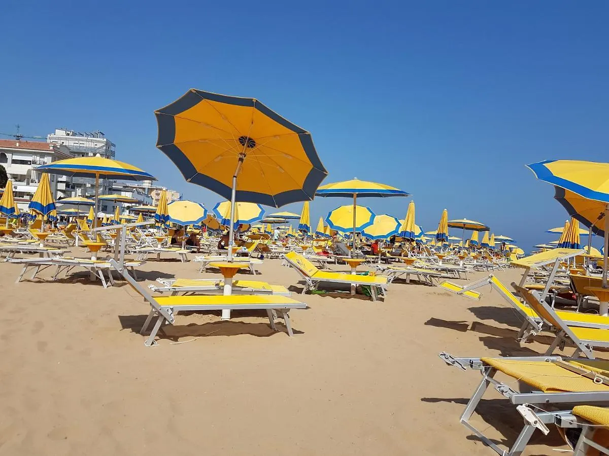 Hotel Nizza Frontemare Superior 3 Stelle Лидо-ди-Езоло
